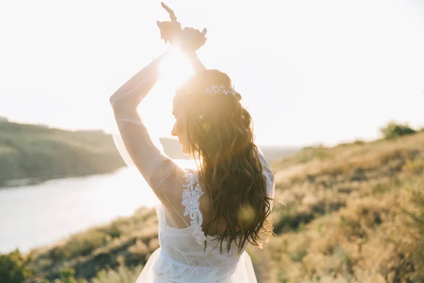 Sposa Lussuoso Abito Sposa Bianco Natura Tramonto — Foto Stock