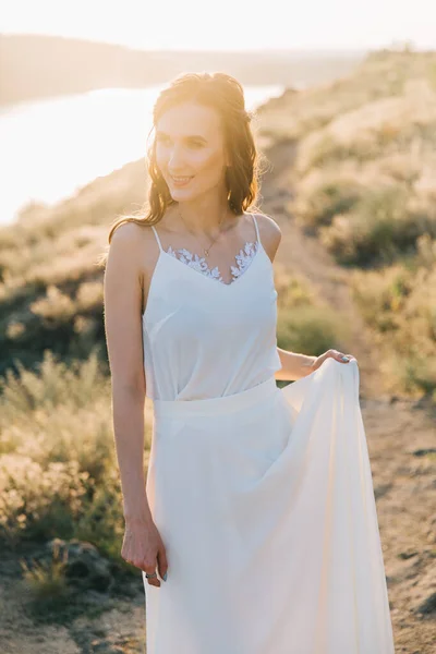 Sposa Lussuoso Abito Sposa Bianco Natura Tramonto — Foto Stock