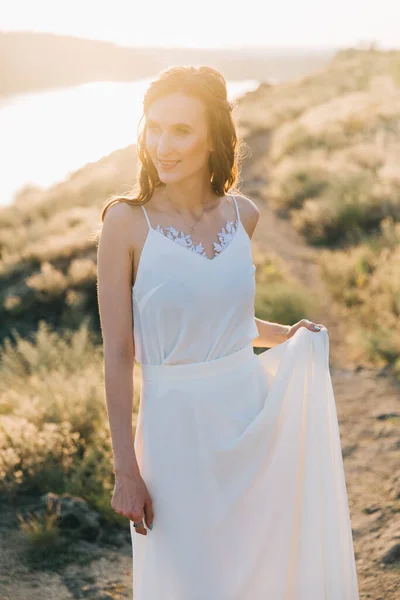 Наречена Розкішному Білому Весільному Вбранні Заході Сонця — стокове фото