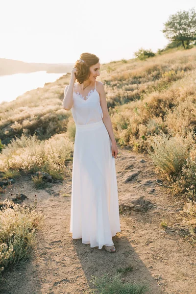 Sposa Lussuoso Abito Sposa Bianco Natura Tramonto — Foto Stock