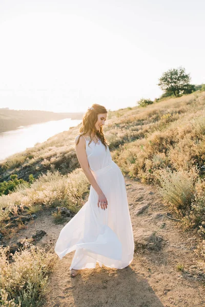 Sposa Lussuoso Abito Sposa Bianco Natura Tramonto — Foto Stock