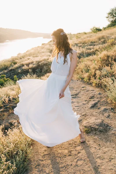 Наречена Розкішному Білому Весільному Вбранні Заході Сонця — стокове фото