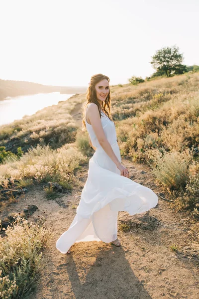 Sposa Lussuoso Abito Sposa Bianco Natura Tramonto — Foto Stock