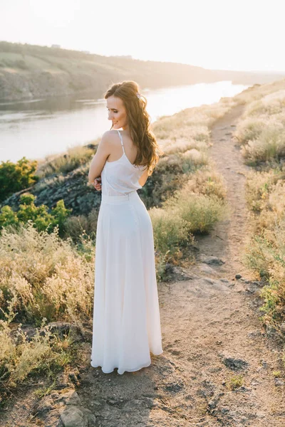 Noiva Vestido Casamento Branco Luxuoso Natureza Pôr Sol — Fotografia de Stock