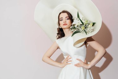 Şapkalı ve çiçekli lüks gelin, moda.