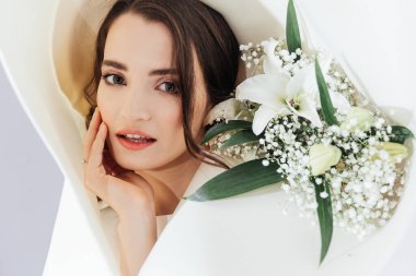 Şapkalı ve çiçekli lüks gelin, moda.