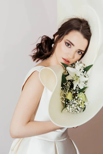 Şapkalı ve çiçekli lüks gelin, moda.