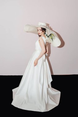 Şapkalı ve çiçekli lüks gelin, moda.