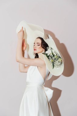 Şapkalı ve çiçekli lüks gelin, moda.