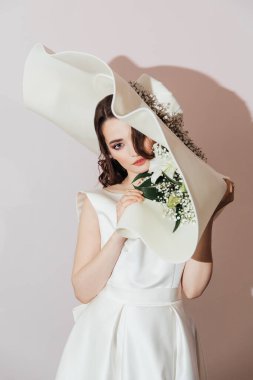 Şapkalı ve çiçekli lüks gelin, moda.