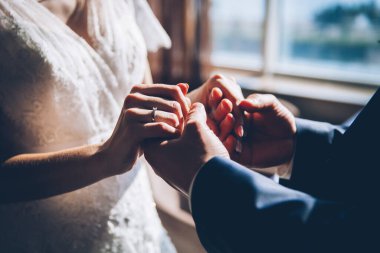 Çift, gelin ve damat, el ele tutuşun, alyanslar