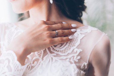 Gelinin elleri ve alyanslar, gelinin omuzları.