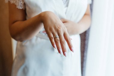 Gelinin elleri ve alyanslar, gelinin omuzları.