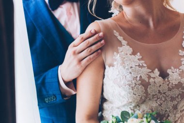 Çift, gelin ve damat, el ele tutuşun, alyanslar