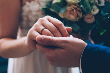 Çift, gelin ve damat, el ele tutuşun, alyanslar