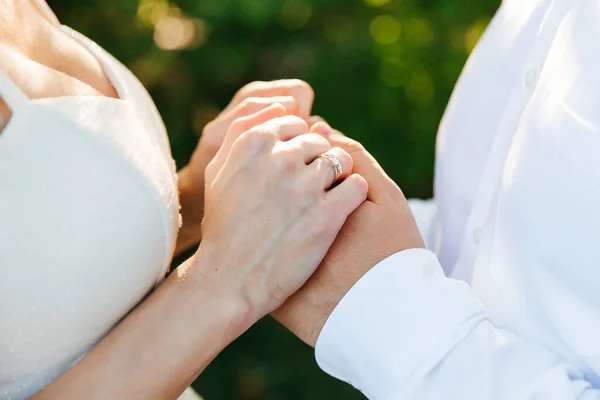 Par Brud Och Brudgum Berörande Hålla Händer Vigselringar — Stockfoto