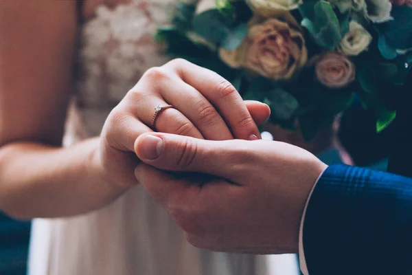 Ζευγάρι Νύφη Και Γαμπρός Αγγίζοντας Χέρια Βέρες — Φωτογραφία Αρχείου