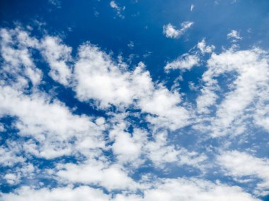 Bulutları, arkaplanı ve duvar kağıdıyla güneşli gökyüzü