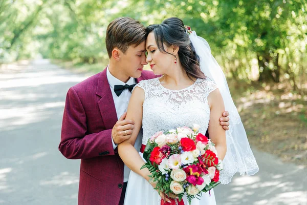 Noivo Terno Borgonha Noiva Vestido Branco Com Uma Faixa Vermelha — Fotografia de Stock