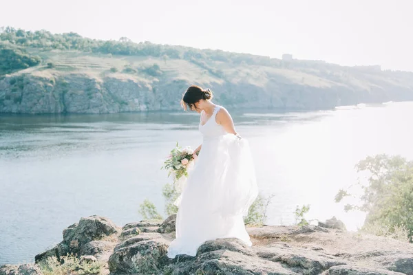 Noiva Vestido Casamento Branco Luxuoso Natureza Pôr Sol — Fotografia de Stock