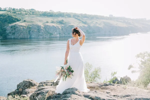 Noiva Vestido Casamento Branco Luxuoso Natureza Pôr Sol — Fotografia de Stock