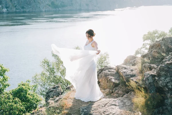 Noiva Vestido Casamento Branco Luxuoso Natureza Pôr Sol — Fotografia de Stock