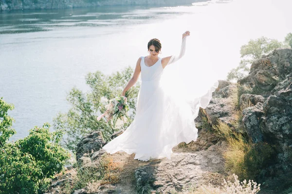 Noiva Vestido Casamento Branco Luxuoso Natureza Pôr Sol — Fotografia de Stock