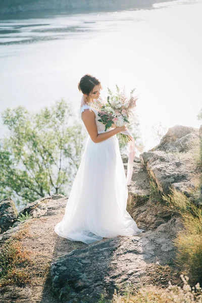 Noiva Vestido Casamento Branco Luxuoso Natureza Pôr Sol — Fotografia de Stock