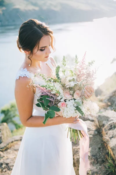 Bruid Een Luxe Witte Trouwjurk Natuur Bij Zonsondergang — Stockfoto