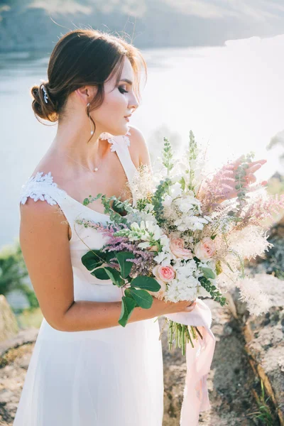 Noiva Vestido Casamento Branco Luxuoso Natureza Pôr Sol — Fotografia de Stock