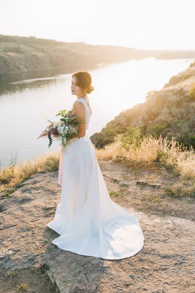 Noiva Vestido Casamento Branco Luxuoso Natureza Pôr Sol — Fotografia de Stock