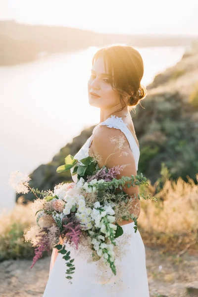 Noiva Vestido Casamento Branco Luxuoso Natureza Pôr Sol — Fotografia de Stock