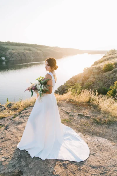 Noiva Vestido Casamento Branco Luxuoso Natureza Pôr Sol — Fotografia de Stock