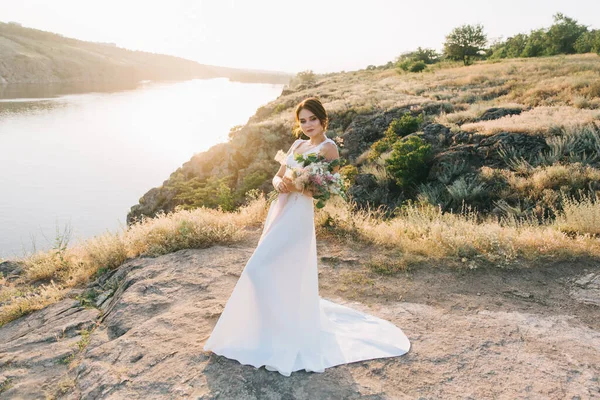 Sposa Lussuoso Abito Sposa Bianco Natura Tramonto — Foto Stock