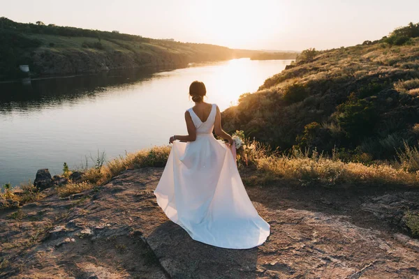 Sposa Lussuoso Abito Sposa Bianco Natura Tramonto — Foto Stock