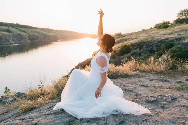 Sposa Lussuoso Abito Sposa Bianco Natura Tramonto — Foto Stock