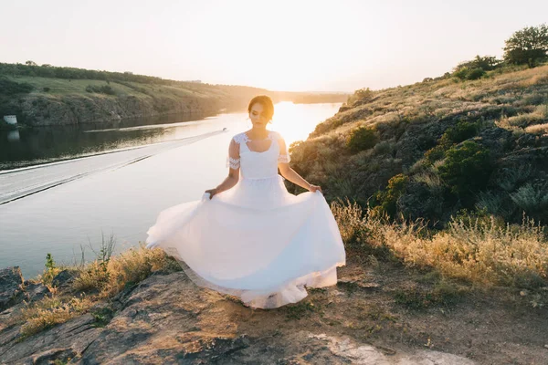 Sposa Lussuoso Abito Sposa Bianco Natura Tramonto — Foto Stock