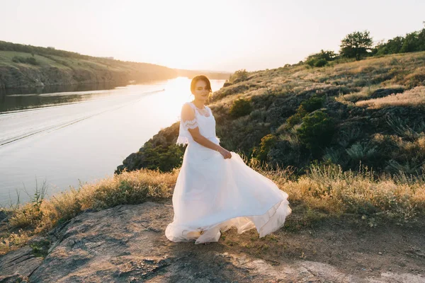 Sposa Lussuoso Abito Sposa Bianco Natura Tramonto — Foto Stock