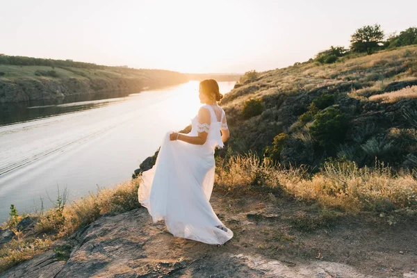 Sposa Lussuoso Abito Sposa Bianco Natura Tramonto — Foto Stock