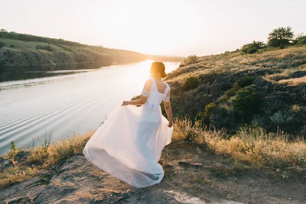 Sposa Lussuoso Abito Sposa Bianco Natura Tramonto — Foto Stock