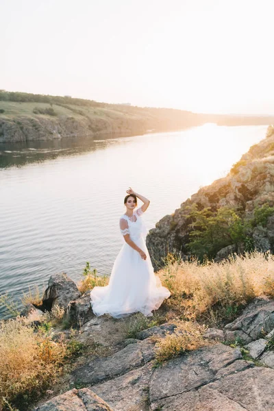 Noiva Vestido Casamento Branco Luxuoso Natureza Pôr Sol — Fotografia de Stock