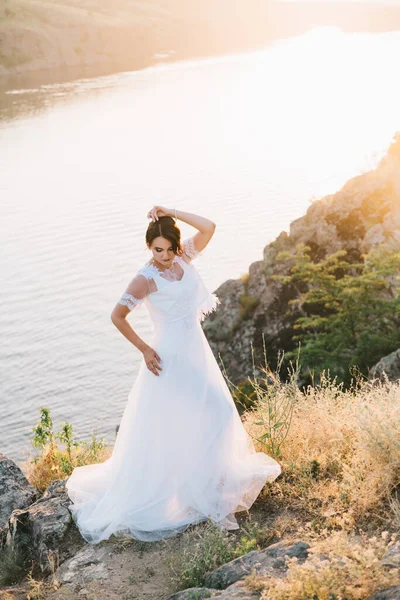 Noiva Vestido Casamento Branco Luxuoso Natureza Pôr Sol — Fotografia de Stock