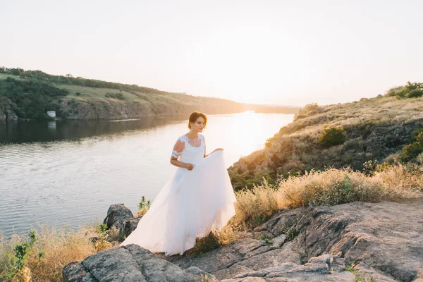 Brud Lyxig Vit Bröllopsklänning Naturen Vid Solnedgången — Stockfoto