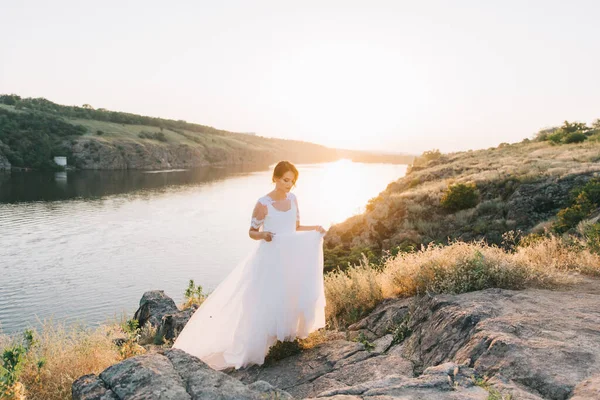 Sposa Lussuoso Abito Sposa Bianco Natura Tramonto — Foto Stock