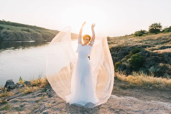 Noiva Vestido Casamento Branco Luxuoso Natureza Pôr Sol — Fotografia de Stock