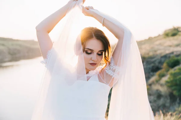 Nevěsta Luxusní Bílé Svatební Šaty Přírodě Při Západu Slunce — Stock fotografie