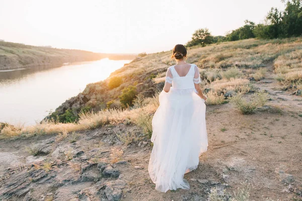 Sposa Lussuoso Abito Sposa Bianco Natura Tramonto — Foto Stock