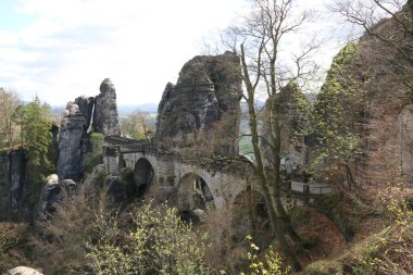 Lohmen, Almanya - 6 Nisan 2017: Sakson İsviçre Ulusal Parkı 'ndaki Bastei Köprüsü manzarası
