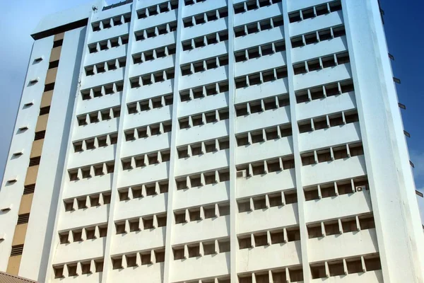 Projeto Arquitetônico Edifício Alto Com Pátrias Quadrados — Fotografia de Stock