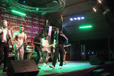 Make and woman singer, 26 Şubat 2020 'de Freedom Park Broad Street Lagos' taki Ones2watch konserinde sahne alıyor.